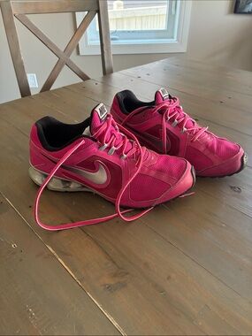 Nike Reax Run 8 Vintage
Hot Pink Running Shoes